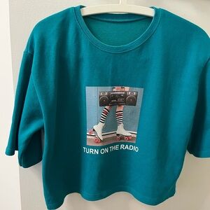 Retro Graphic Cropped T-Shirt with Roller Skates Design